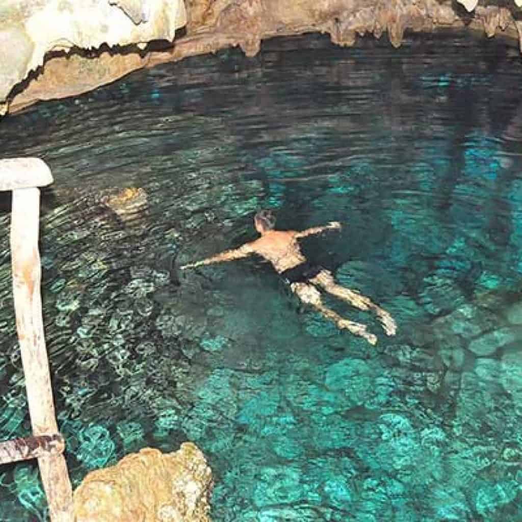 Nadando na caverna de Macau