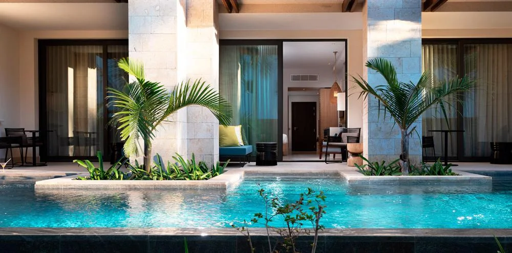 Großzügiger Poolbereich eines All-Inclusive-Resorts