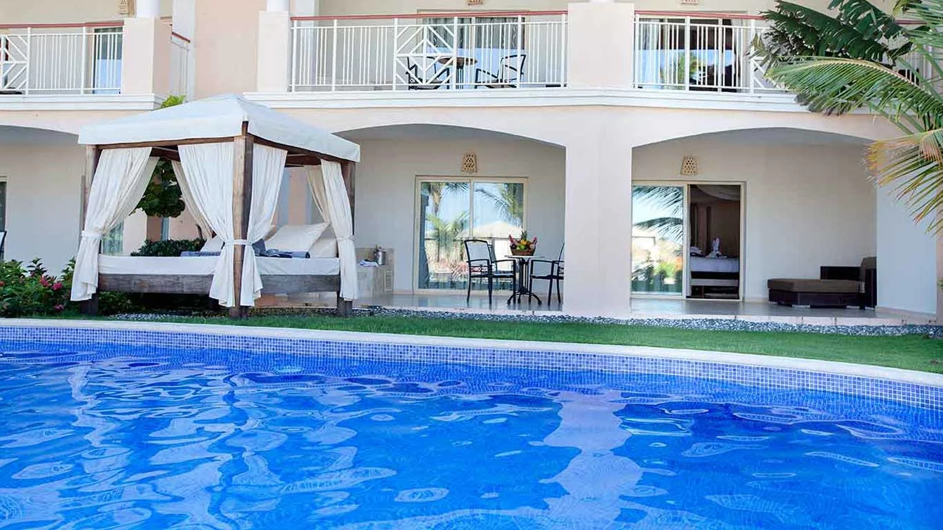 Luxus-Schwimmbad des Resort mit klarem Wasser