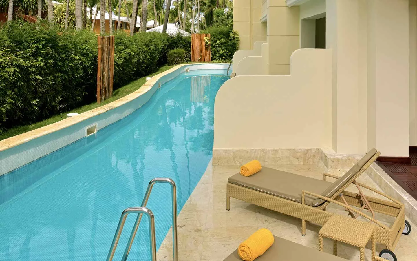 Tropisches Resort mit mehreren Pools und Bars