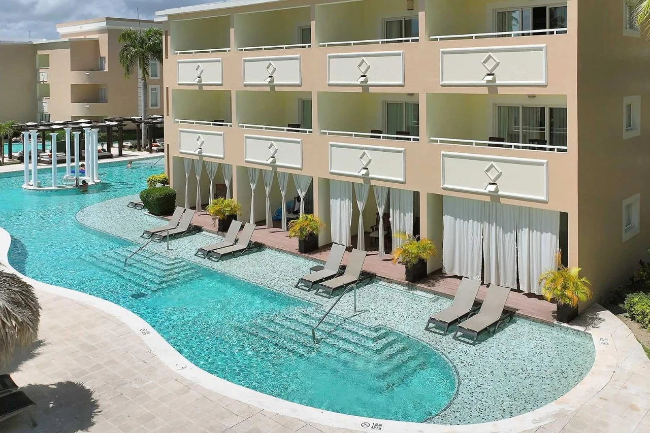 Resort-Pool mit tropischer Umgebung und Palmen